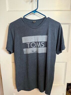 TOMS Logo Crew Neck Tee in Charcoal Gray